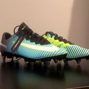 Brand new/Never worn Nike Women’s cleats Mercurial 8.5